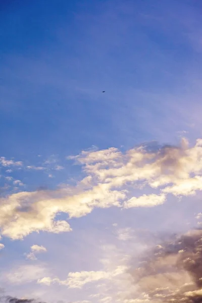 Aereo che vola attraverso il crepuscolo paesaggio nuvoloso — Foto Stock