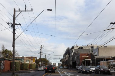 Şehir Yolu ve Kablolar Mavi Bulutlu Gökyüzüne Karşı