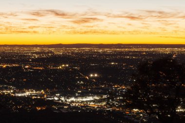 Aydınlanmış Şehrin Üzerinde Günbatımı Gökyüzü