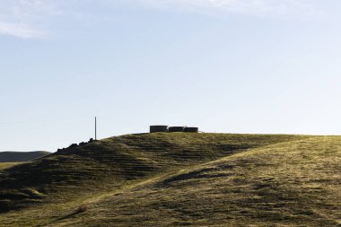 Temiz Gökyüzüne Karşı İnşaatı Olan Yeşil Tepeler