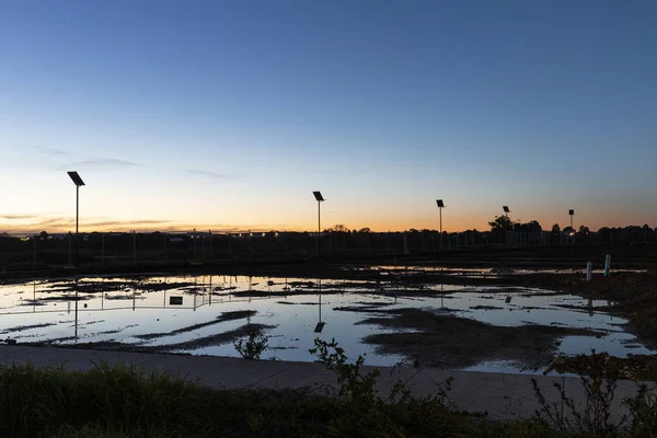 Sonnenuntergang Himmel und großer Teich mit Spiegelungen — Stockfoto