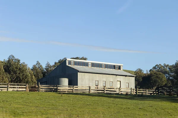 Bâtiment en béton sur Green Meadow — Photo