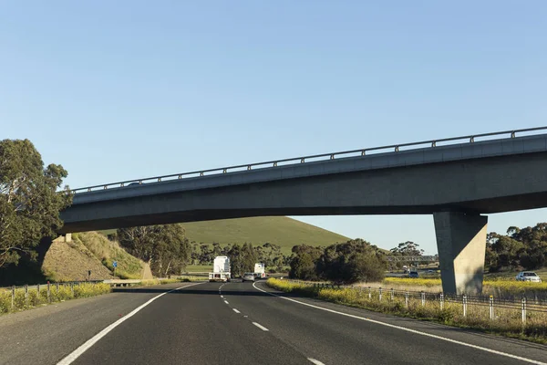 Brug over de weg in het platteland — Stockfoto