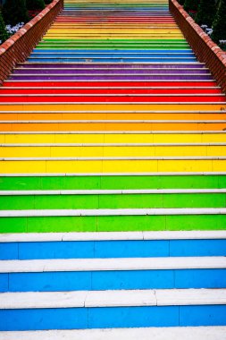Gökkuşağı renklerini boyalı merdivenler