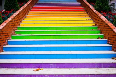 Gökkuşağı renklerini boyalı merdivenler