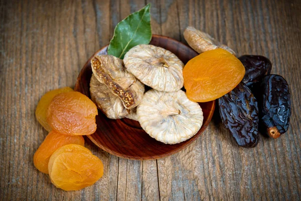 Frutas secas sobre mesa de madera —  Fotos de Stock