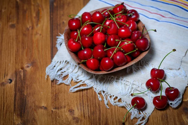 Cerejas frescas na tigela na mesa — Fotografia de Stock