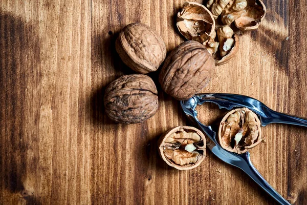 Nueces y galleta sobre mesa de madera —  Fotos de Stock