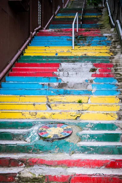 Schody pomalowane w kolorach tęczy — Zdjęcie stockowe