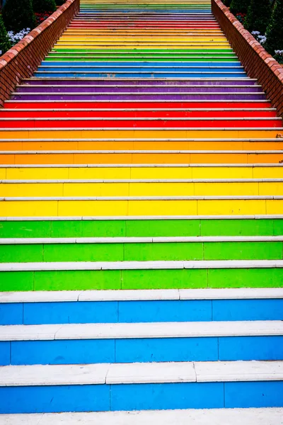 Gökkuşağı renklerini boyalı merdivenler