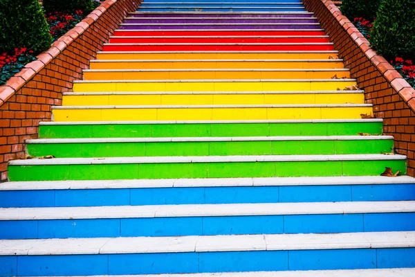 Gökkuşağı renklerini boyalı merdivenler