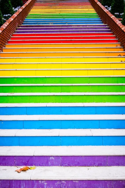 Gökkuşağı renklerini boyalı merdivenler