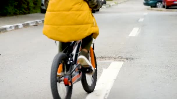 Ragazzino Cerca Evitare Ostacolo Sulla Strada — Video Stock