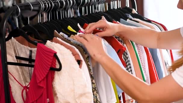 Chica Mira Percha Ropa Blusa Roja Moda Tienda Ropa Moda — Vídeo de stock