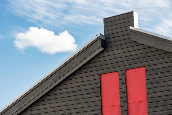 Detalle de una casa residencial contra el cielo azul — Foto de Stock