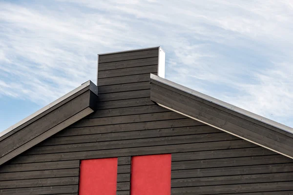 Detalhe de uma casa residencial contra o céu azul — Fotografia de Stock