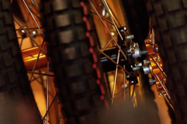 Stockholm FIM Grand Speedway yarışından önce çukur içinde tekerlekler 