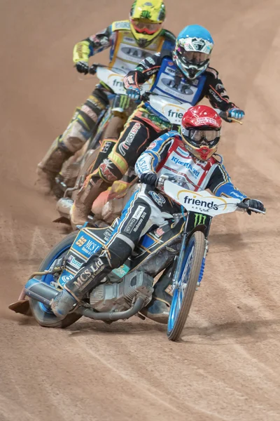 Jason Doyle liderando antes de Michael Jensen e Chris Holder no St. — Fotografia de Stock