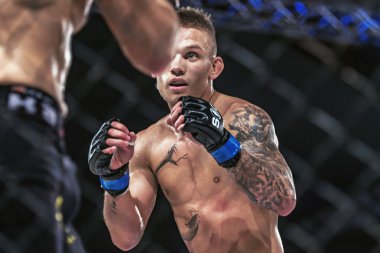 Arada Edris Rafigh vs Viktor Gustavsson çift Chal, mücadele