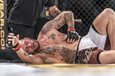 Milanko Puranovic karşı Felipe Salva kaburga ile sorun var