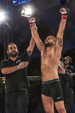 Arada Arman Popal vs Aleksi Putkonen çift Challen, kavga