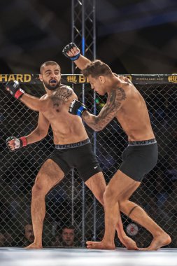 Arada Arman Popal vs Aleksi Putkonen çift Challen, kavga