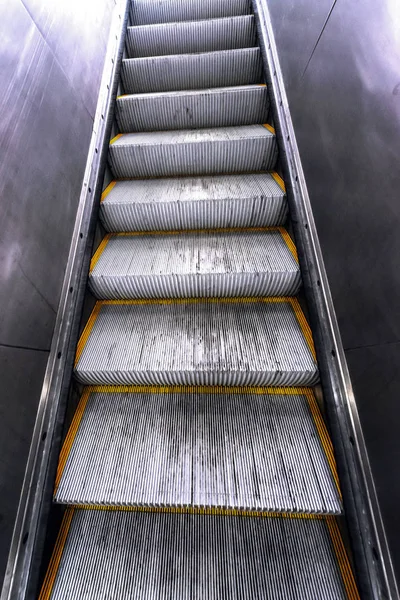 Vista abstracta de escaleras mecánicas en gris frío con rayas amarillas en — Foto de Stock