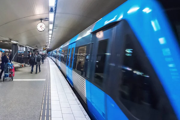 Sztokholmskiej stacji metra z jego niebieskie tramwaje o centrale platformy T — Zdjęcie stockowe