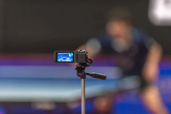 Videocámara de grabación del partido con los jugadores en la mesa tenn — Foto de Stock