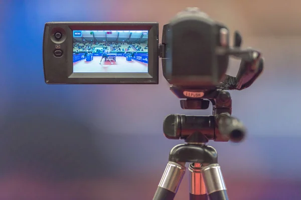 Videocámara de grabación del partido con los jugadores en la mesa tenn — Foto de Stock
