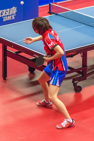 Visão geral de uma mulher asiática serve no torneio de tênis de mesa — Fotografia de Stock