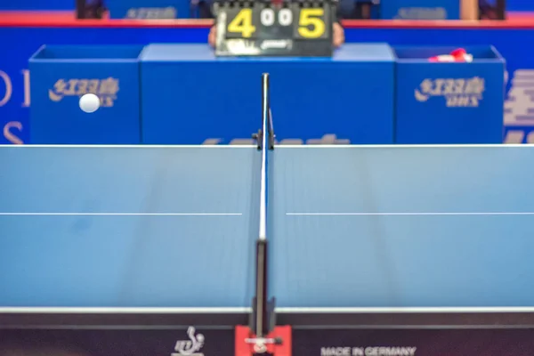 Ball über das Netz beim Tischtennisturnier auf dem Sportplatz — Stockfoto
