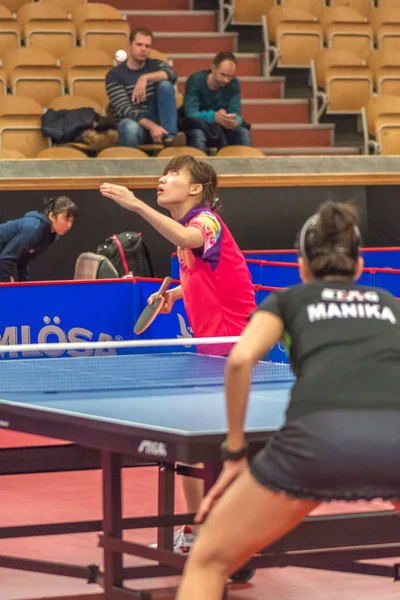 Batra Manika (IND) vs Kyoka Kato (JPN) en el torneo de tenis de mesa — Foto de Stock