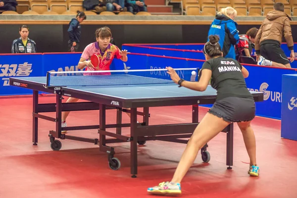 ΜΑΝΙΚΑ Batra (Ind) vs Kyoka ΚΑΤΩ (Jpn) στο tourn του πινγκ-πονγκ — Φωτογραφία Αρχείου