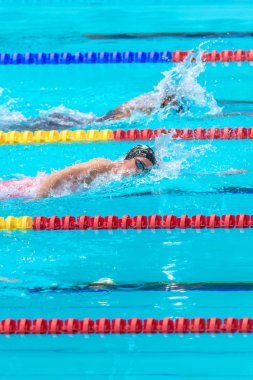 Ulusal İsveç sürünerek yüzücüler rekabet acil yüzmek.