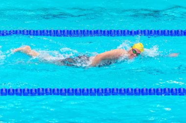 Ulusal İsveç sürünerek yüzücüler rekabet acil yüzmek.