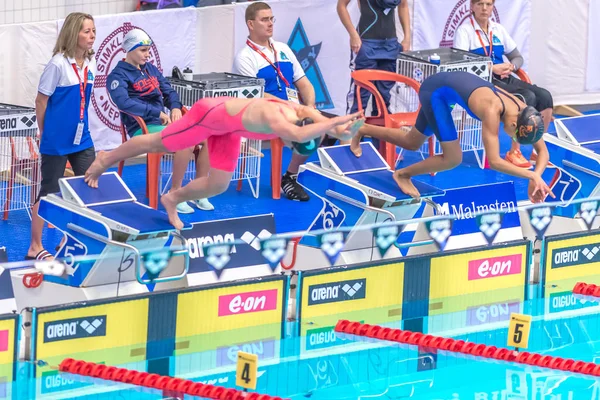 Swimmers diving in to the water at the National Swedish swim com — Stock Photo, Image