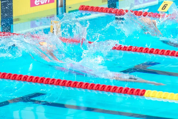 Nadadores mergulhando na água na National Swedish swim com — Fotografia de Stock