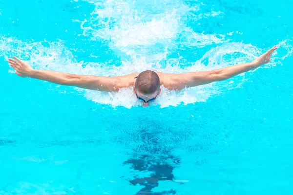 Vlinderslag zwemmen bij de nationale Zweedse zwemmen kampioenschappen op Eri — Stockfoto