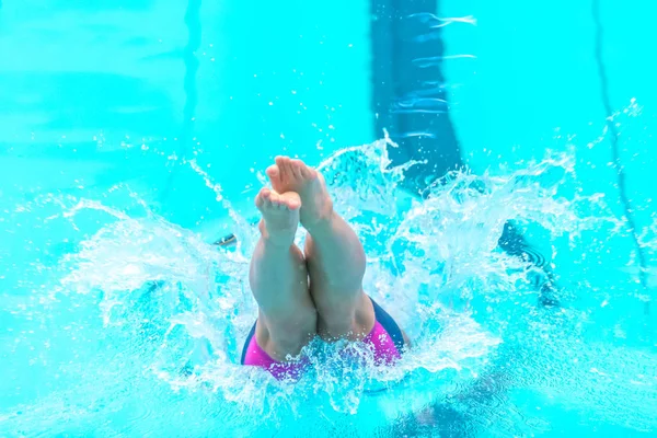 Schwimmerin springt bei der schwedischen Schwimm-Meisterschaft ins Wasser — Stockfoto