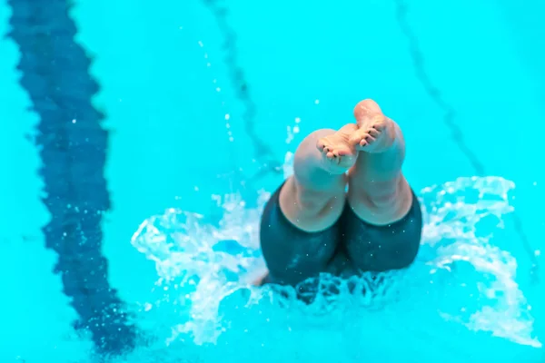 Schwimmerin springt bei der schwedischen Schwimm-Meisterschaft ins Wasser — Stockfoto