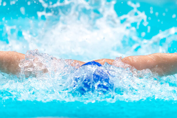 Бабочка плавает на чемпионате Швеции по плаванию в Эри
