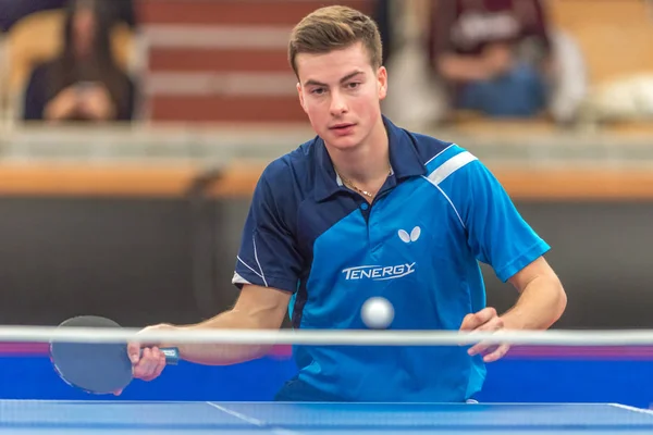 Yu Zhou (CHI) vs Antoine Hachard (FRA) al torneo di ping pong — Foto Stock