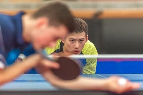Yu Zhou (Chi) vs Antoine Hachard (Fra) o tourn tenis stołowy — Zdjęcie stockowe