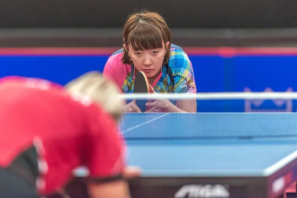 Barbora Balazova (Svk) vs Hyowon Suh (Kor) w t tenis stołowy — Zdjęcie stockowe