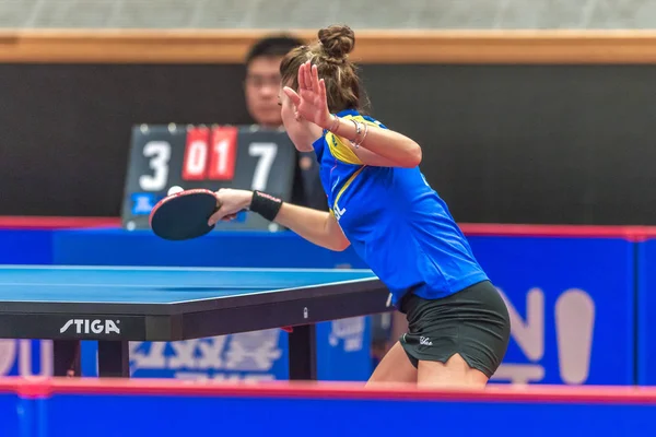 Bernadette Szocs (ROU) vs Britt Eerland (NED) en la mesa tenni — Foto de Stock