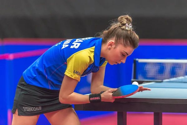 Bernadette Szocs (Rou) vs Britt Eerland (Ned) w tabeli tenni — Zdjęcie stockowe