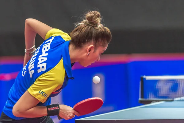 Bernadette Szocs (Rou) vs Britt Eerland (Ned) w tabeli tenni — Zdjęcie stockowe