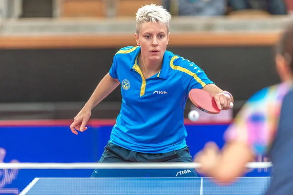 Матільда Ekholm (Swe) vs Ying Хан (Ger) в tourn настільного тенісу — стокове фото