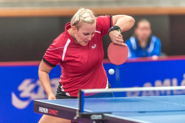 Barbora Balazova (Svk) vs Hyowon Suh (Kor) w t tenis stołowy — Zdjęcie stockowe
